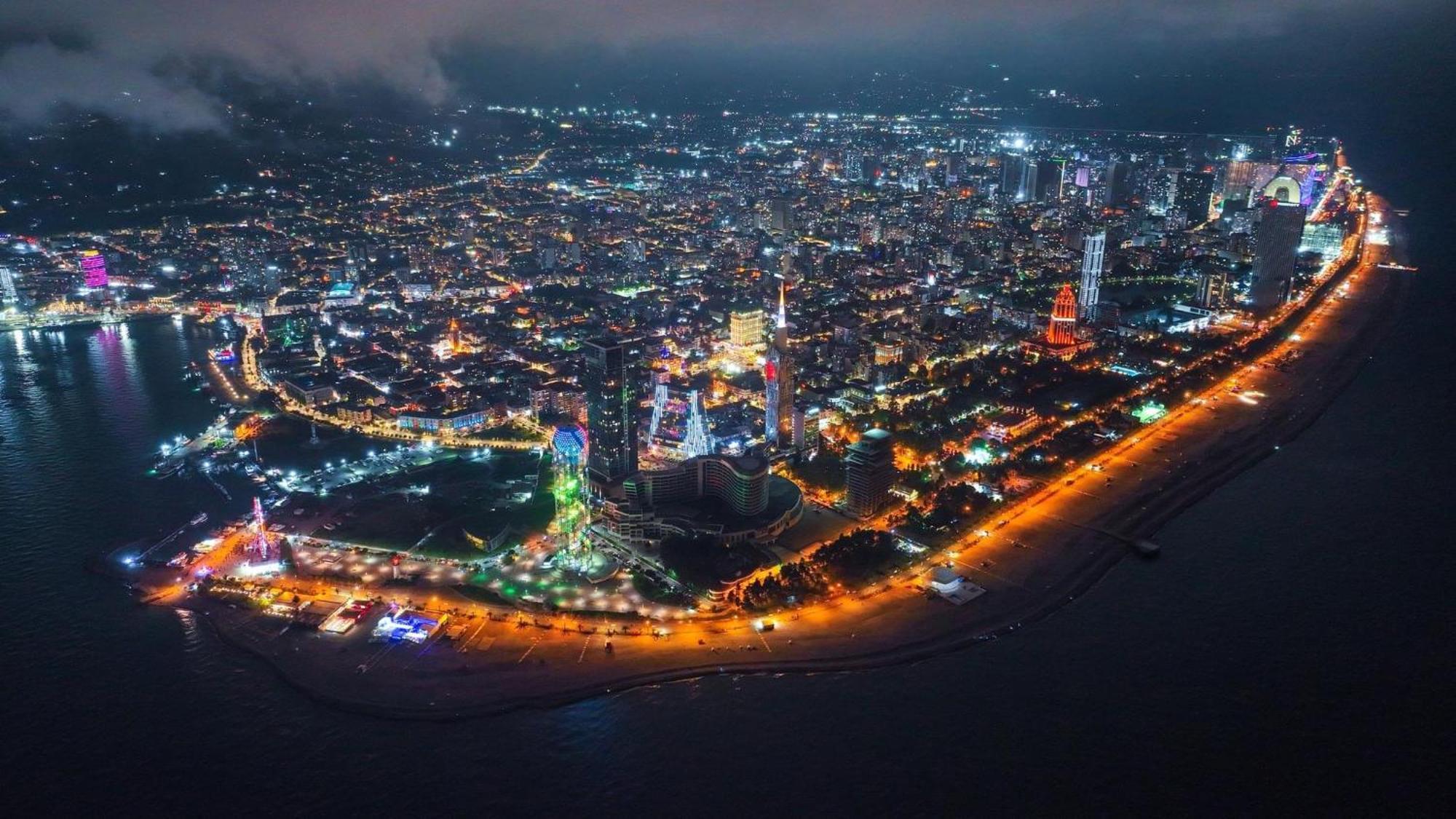 Panorama Sea View Central City Batumi & Aparthotel Bagian luar foto