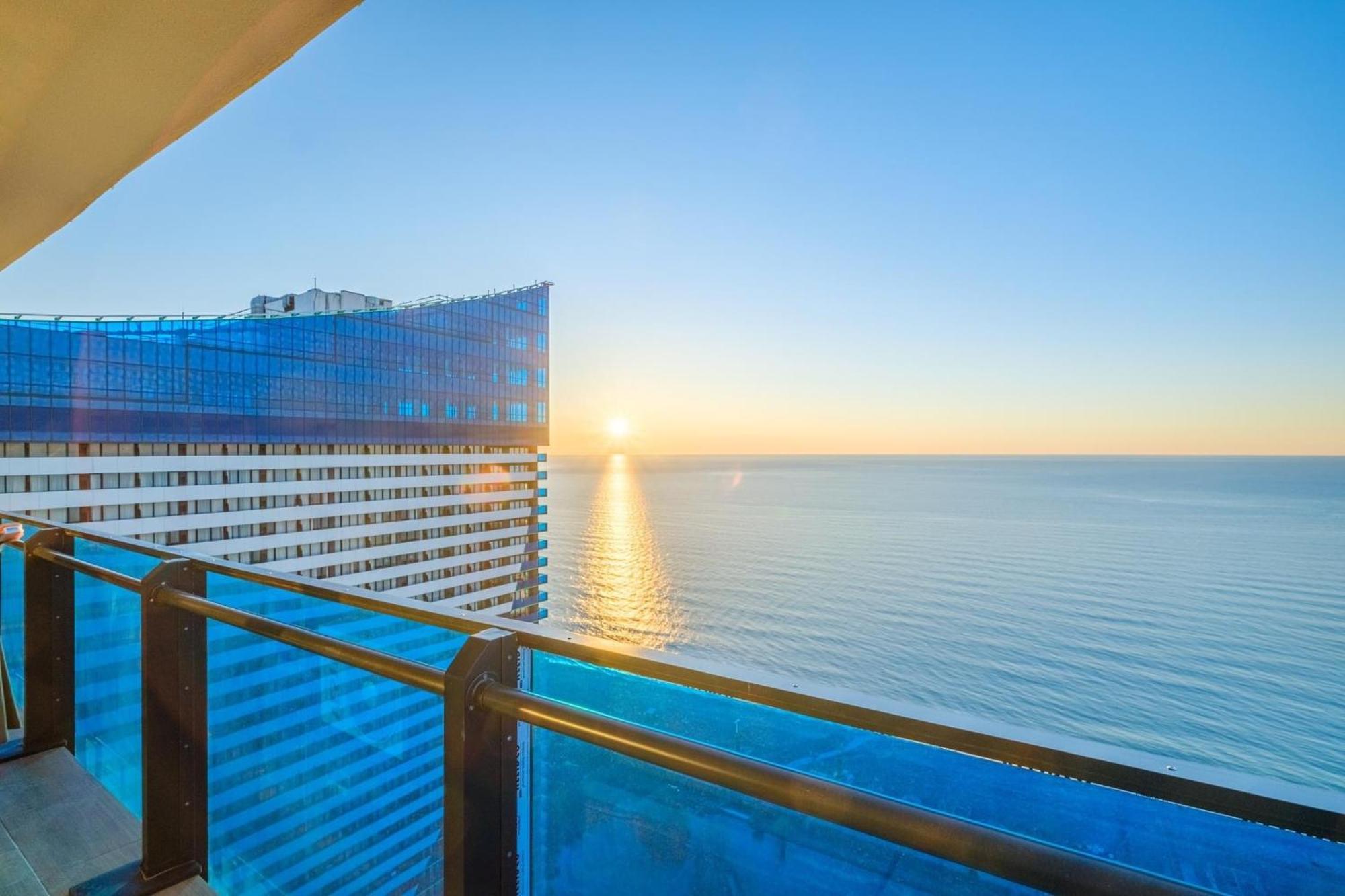 Panorama Sea View Central City Batumi & Aparthotel Bagian luar foto
