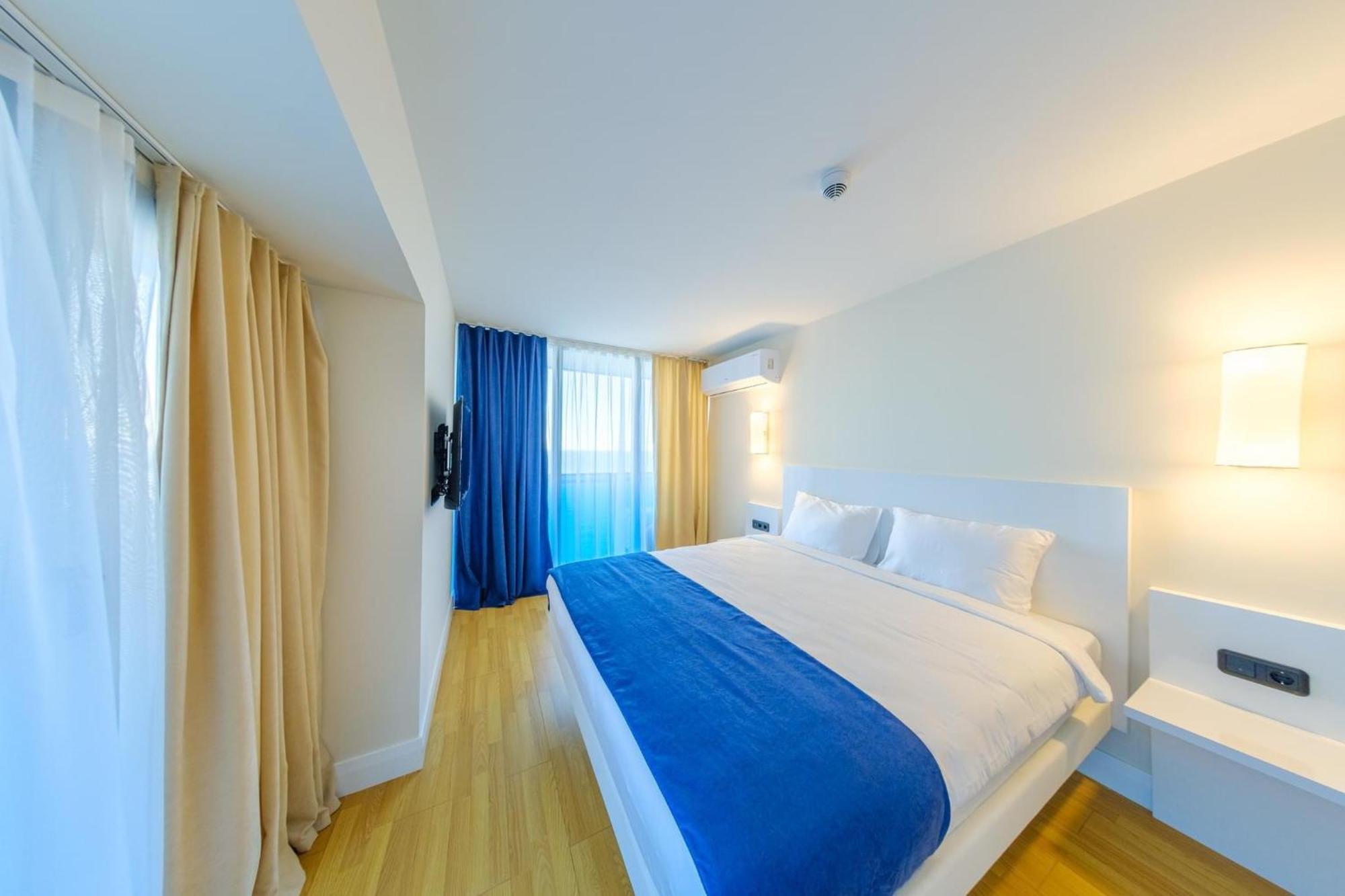 Panorama Sea View Central City Batumi & Aparthotel Bagian luar foto